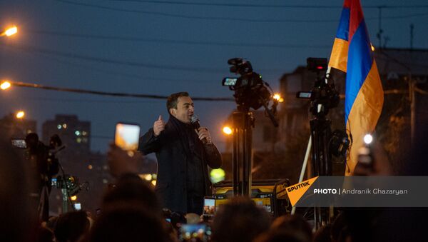 Представитель Верховного органа АРФ Дашнакцутюн Ишхан Сагателян обращается к собравшимся по окончанию шествия с требованием отставки премьер-министра (5 декабря 2020). Еревaн - Sputnik Արմենիա