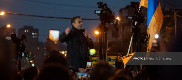Представитель Верховного органа АРФ Дашнакцутюн Ишхан Сагателян обращается к собравшимся по окончанию шествия с требованием отставки премьер-министра (5 декабря 2020). Еревaн - Sputnik Армения