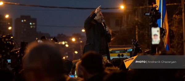 Представитель Верховного органа АРФ Дашнакцутюн Ишхан Сагателян обращается к собравшимся по окончанию шествия с требованием отставки премьер-министра (5 декабря 2020). Еревaн - Sputnik Արմենիա