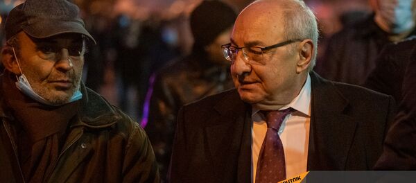 Единый оппозиционный кандидат в премьер-министры Вазген Манукян беседует с гражданами по окончанию шествия с требованием отставки премьер-министра (5 декабря 2020). Еревaн Единый оппозиционный кандидат в премьер-министры Вазген Манукян беседует с гражданами по окончанию шествия с требованием отставки премьер-министра (5 декабря 2020). Еревaн - Sputnik Արմենիա