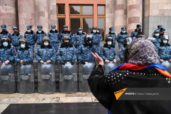Стоят в сторонке, но не молчат. Кто участвует в митингах оппозиции в Ереване? Репортаж Стоят в сторонке, но не молчат. Кто участвует в митингах оппозиции в Ереване? Репортаж - Sputnik Армения