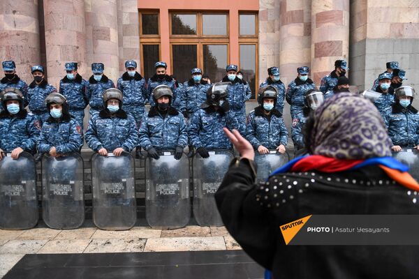 Стоят в сторонке, но не молчат. Кто участвует в митингах оппозиции в Ереване? Репортаж - Sputnik Армения