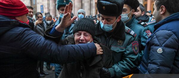 Полицейские выводят пожилую активистку с акции оппозиции перед Домом правительства во время акции оппозиции (10 декабря 2020). Еревaн - Sputnik Արմենիա