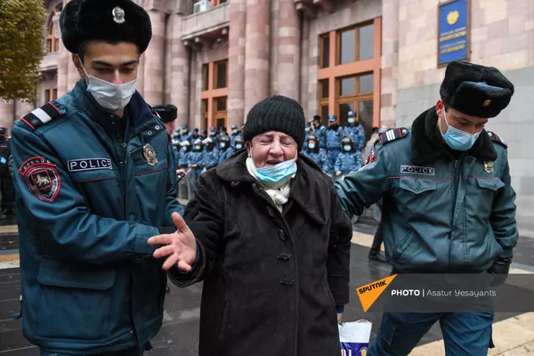Стоят в сторонке, но не молчат. Кто участвует в митингах оппозиции в Ереване? Репортаж Стоят в сторонке, но не молчат. Кто участвует в митингах оппозиции в Ереване? Репортаж - Sputnik Армения