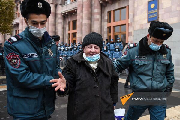 Стоят в сторонке, но не молчат. Кто участвует в митингах оппозиции в Ереване? Репортаж - Sputnik Армения