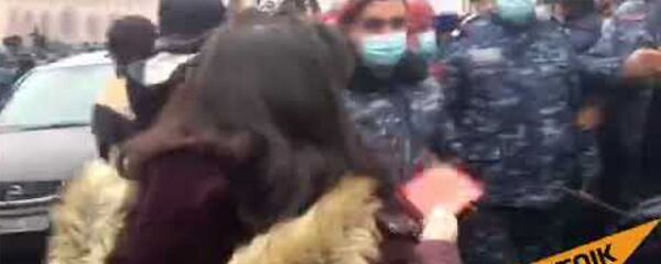 Перед зданием Правительства произошла потасовка между полицией и демонстрантами - Sputnik Արմենիա