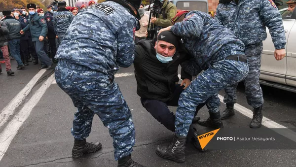 Полиция задерживает активистов, требующих отставки правительства Армении во главе с премьер-министром перед Домом правительства (10 декабря 2020). Еревaн - Sputnik Армения