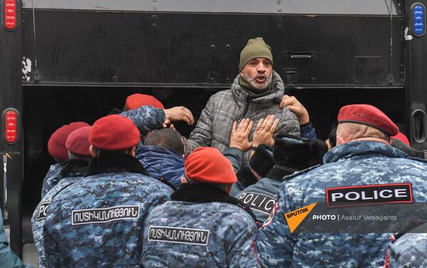 Полиция задерживает активистов, требующих отставки правительства Армении во главе с премьер-министром перед Домом правительства (10 декабря 2020). Еревaн - Sputnik Армения