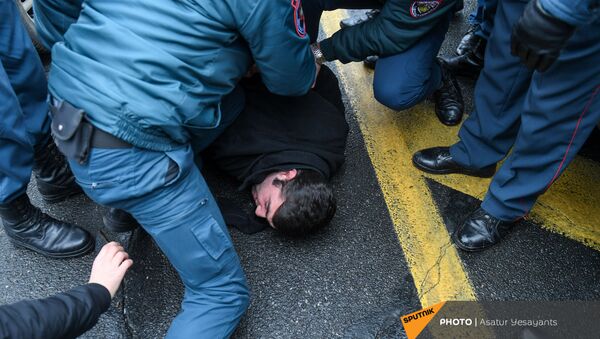 Полиция задерживает активистов, требующих отставки правительства Армении во главе с премьер-министром перед Домом правительства (10 декабря 2020). Еревaн - Sputnik Արմենիա
