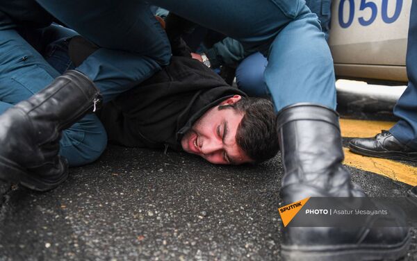 Полиция задерживает активистов, требующих отставки правительства Армении во главе с премьер-министром перед Домом правительства (10 декабря 2020). Еревaн - Sputnik Армения