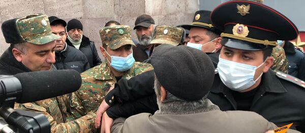 Родственники пропавших без вести солдат снова собрались у военной части в городе Эчмиадзин. Родственники пропавших без вести солдат снова собрались у военной части в городе Эчмиадзин. - Sputnik Արմենիա