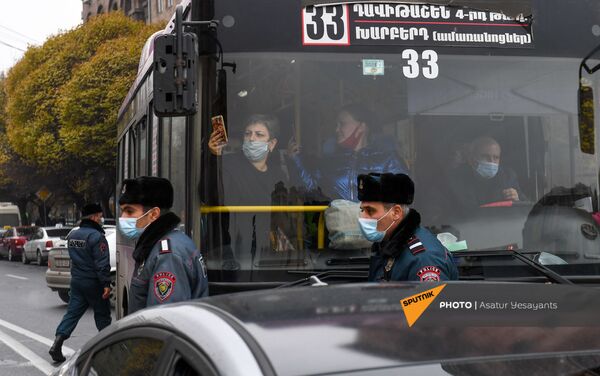 Пассажиры автобуса записывают на видео задержание активистов, требующих отставки правительства Армении во главе с премьер-министром перед Домом правительства (10 декабря 2020). Еревaн - Sputnik Армения
