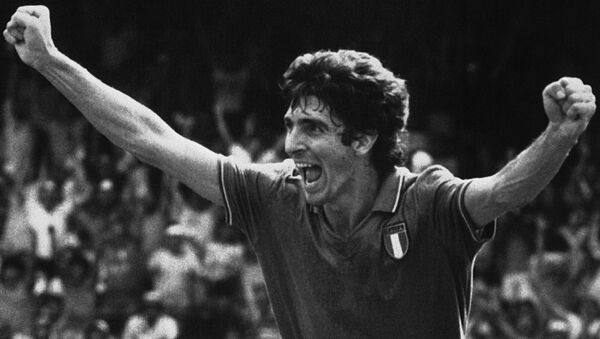 Нападающий сборной Италии Паоло Росси радуется забитому голу своей команды в ворота Польши во время полуфинального матча чемпионата мира по футболу (8 июля 1982). Барселона - Sputnik Армения