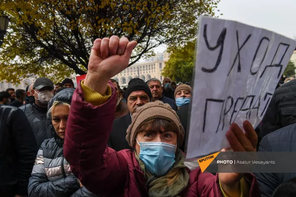 Стоят в сторонке, но не молчат. Кто участвует в митингах оппозиции в Ереване? Репортаж Стоят в сторонке, но не молчат. Кто участвует в митингах оппозиции в Ереване? Репортаж - Sputnik Армения
