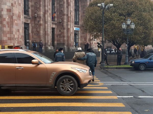 Стоят в сторонке, но не молчат. Кто участвует в митингах оппозиции в Ереване? Репортаж - Sputnik Армения