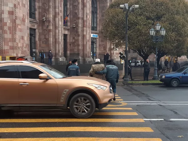 Стоят в сторонке, но не молчат. Кто участвует в митингах оппозиции в Ереване? Репортаж Стоят в сторонке, но не молчат. Кто участвует в митингах оппозиции в Ереване? Репортаж - Sputnik Армения