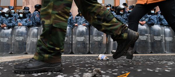 Полицейский кордон перед Домом правительства во время акции протеста активистов оппозиции (10 декабря 2020). Еревaн Полицейский кордон перед Домом правительства во время акции протеста активистов оппозиции (10 декабря 2020). Еревaн - Sputnik Армения