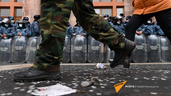 Полицейский кордон перед Домом правительства во время акции протеста активистов оппозиции (10 декабря 2020). Еревaн - Sputnik Армения