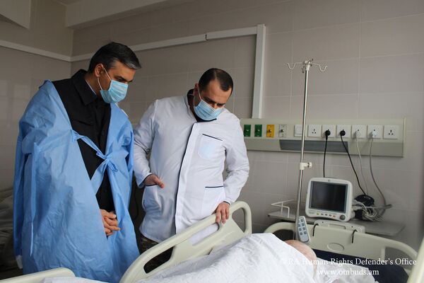 Омбудсмен Армении навестил троих пожилых граждан, возвращенных из Азербайджана – фото Омбудсмен Армении навестил троих пожилых граждан, возвращенных из Азербайджана – фото - Sputnik Армения