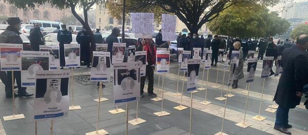 Фальшивая акция в поддержку премьер-министра Армении Никола Пашиняна перед зданием Правительства (10 декабря 2020). Еревaн - Sputnik Армения