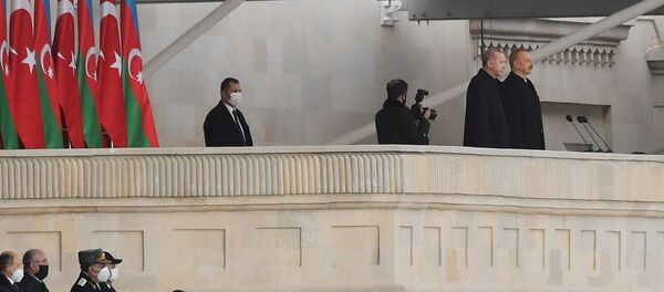 Президент Азербайджана Ильхам Алиев и президент Турции Реджеп Тайип Эрдоган на военном параде в Баку  - Sputnik Армения