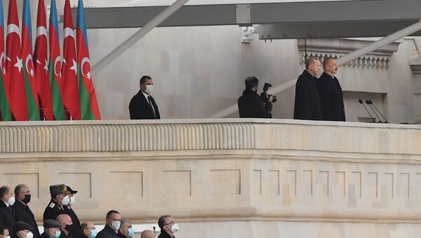 Президент Азербайджана Ильхам Алиев и президент Турции Реджеп Тайип Эрдоган на военном параде в Баку  - Sputnik Армения