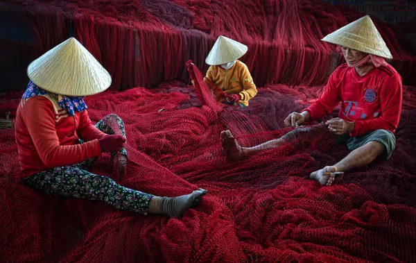 Снимок Red Net Mending вьетнамского фотографа Ly Hoang Long, вошедший в шортлист категории People конкурса 2020 Earth Photo