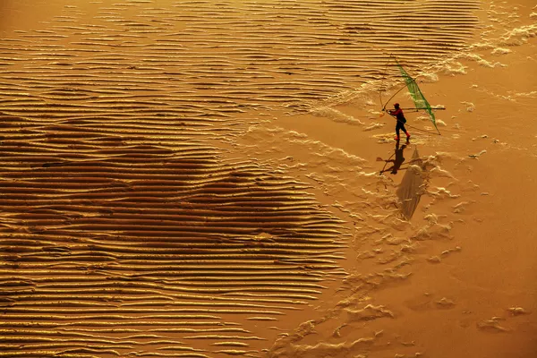 Снимок Back From Fishing фотографа Dong Min, вошедший в шортлист категории People конкурса Earth Photo 2020 - Sputnik Армения