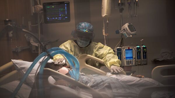 Пациент с COVID-19 на аппарате искусственной вентиляции легких в отделении интенсивной терапии больницы Стэмфорд (27 апреля 2020). Стэмфорд, штат Коннектикут - Sputnik Армения