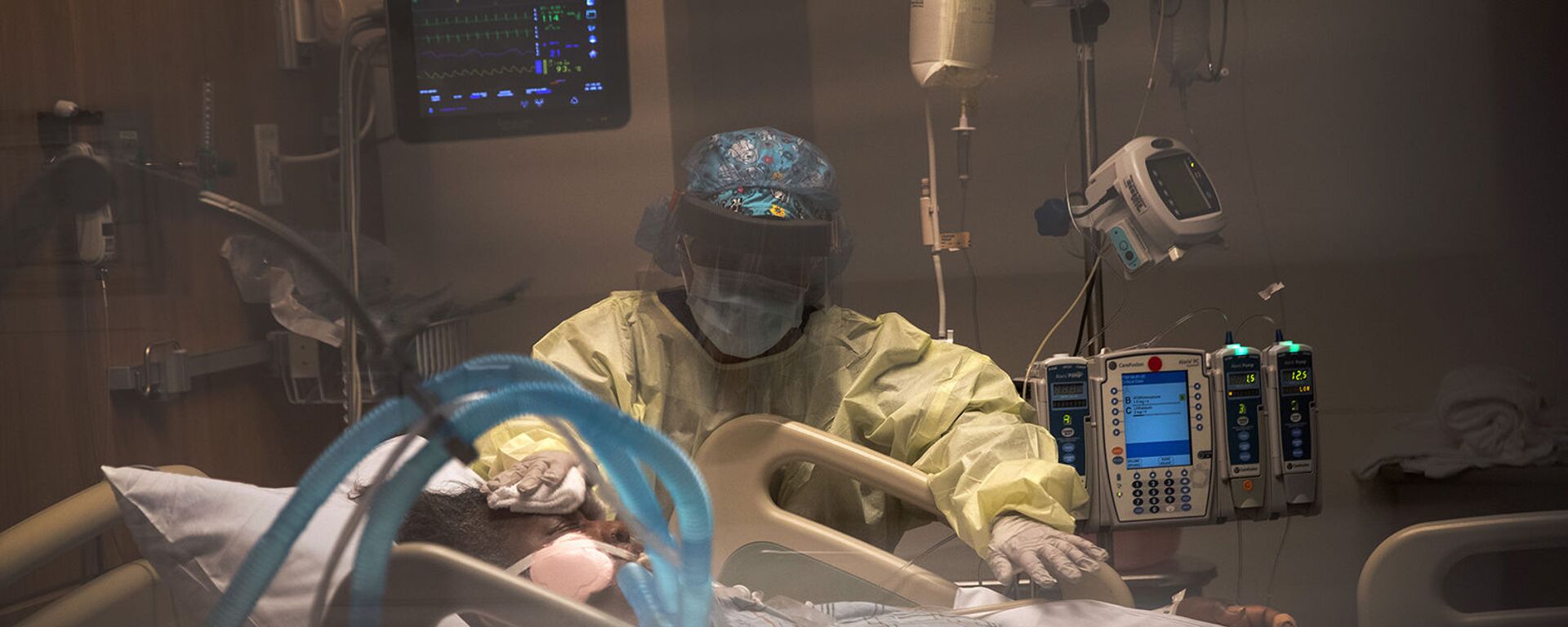 Пациент с COVID-19 на аппарате искусственной вентиляции легких в отделении интенсивной терапии больницы Стэмфорд (27 апреля 2020). Стэмфорд, штат Коннектикут - Sputnik Армения, 1920, 04.06.2021