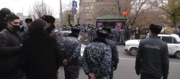 Скриншот с видеорепортажа Yerkir Daily с акции протеста на перекрестке улиц Молдовакан - Тотвенц (11 декабря 2020). Еревaн Скриншот с видеорепортажа Yerkir Daily с акции протеста на перекрестке улиц Молдовакан - Тотвенц (11 декабря 2020). Еревaн - Sputnik Արմենիա