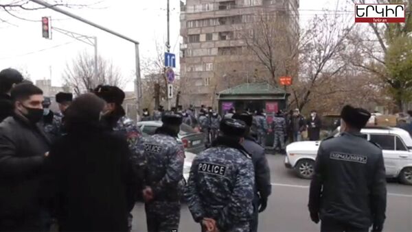 Скриншот с видеорепортажа Yerkir Daily с акции протеста на перекрестке улиц Молдовакан - Тотвенц (11 декабря 2020). Еревaн - Sputnik Արմենիա