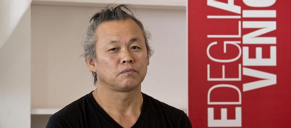 Южнокорейский режиссер Ким Ки Дук выступает на пресс-конференции своего фильма «Один на один» на 71-м Венецианском кинофестивале (27 августа 2014). Венеция Южнокорейский режиссер Ким Ки Дук выступает на пресс-конференции своего фильма «Один на один» на 71-м Венецианском кинофестивале (27 августа 2014). Венеция - Sputnik Արմենիա