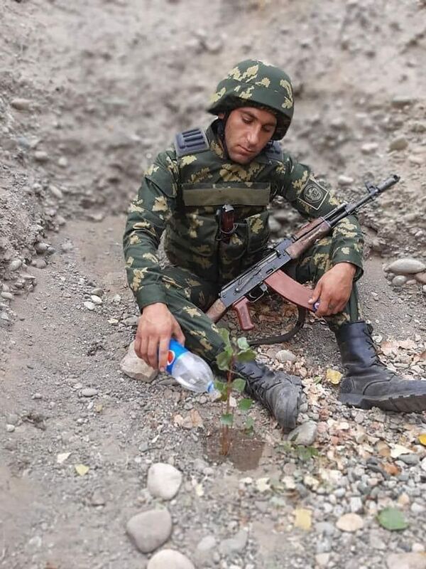 Не переживай, сынок. Главное - ты жив: история армянского солдата с известной фотографии - Sputnik Армения