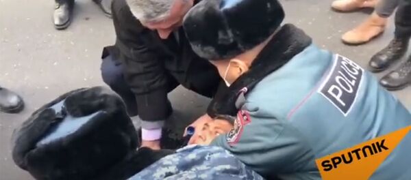 Բողոքի ակցիայի ժամանակ մասնակիցներից մեկի ինքնազգացողությունը վատացավ - Sputnik Армения