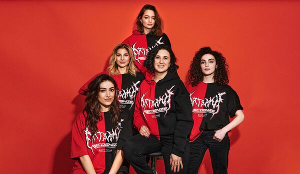 «Ցավդ տանեմ» շապիկներ․ մոսկվայաբնակ դիզայներն Արցախին աջակցելու համար հավաքածու է թողարկել - Sputnik Արմենիա