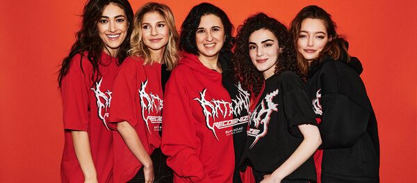 Активисты фонда Спеши к добру в толстовках от ARUT MSCW с принтом Recognize Artsakh и надписью Цавт Танем - Sputnik Արմենիա