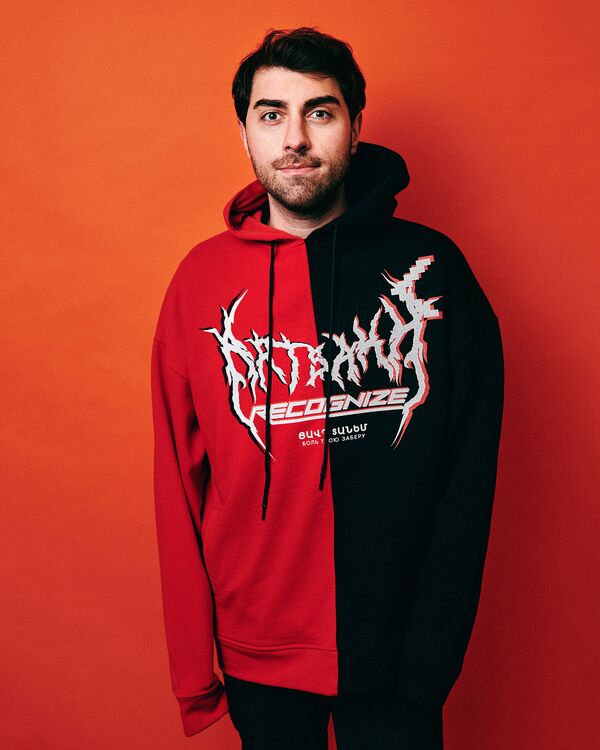 Футболки с надписью Цавт Танем: московский дизайнер выпустил дроп в поддержку Арцаха   - Sputnik Армения