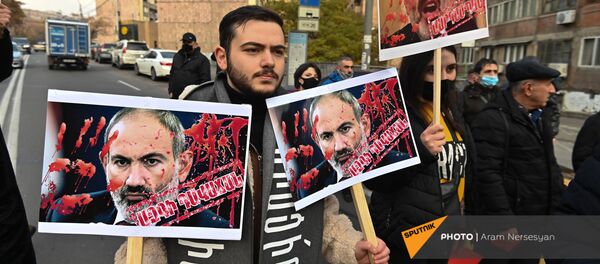 Оппозиционные активисты заблокировали автомобильное движение на перекрестке улиц Амиряна и Саряна (11 декабря 2020). Еревaн - Sputnik Արմենիա