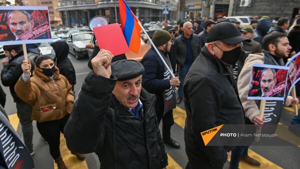 Оппозиционные активисты заблокировали автомобильное движение на перекрестке улиц Амиряна и Саряна (11 декабря 2020). Еревaн - Sputnik Արմենիա