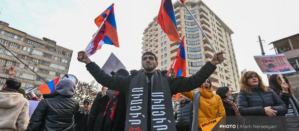 Оппозиционные активисты заблокировали автомобильное движение на перекрестке улиц Амиряна и Саряна (11 декабря 2020). Еревaн - Sputnik Արմենիա