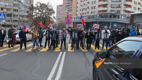 Оппозиционные активисты заблокировали автомобильное движение на перекрестке улиц Амиряна и Саряна (11 декабря 2020). Еревaн - Sputnik Արմենիա