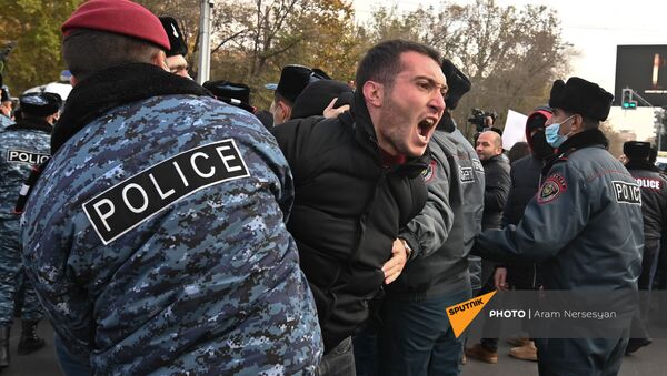 Полиция задерживает участников митинга оппозиции на площади Франции (11 декабря 2020). Еревaн - Sputnik Армения