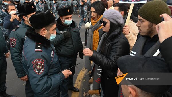 Активисты и полицейские на площади Франции (11 декабря 220). Еревaн - Sputnik Армения