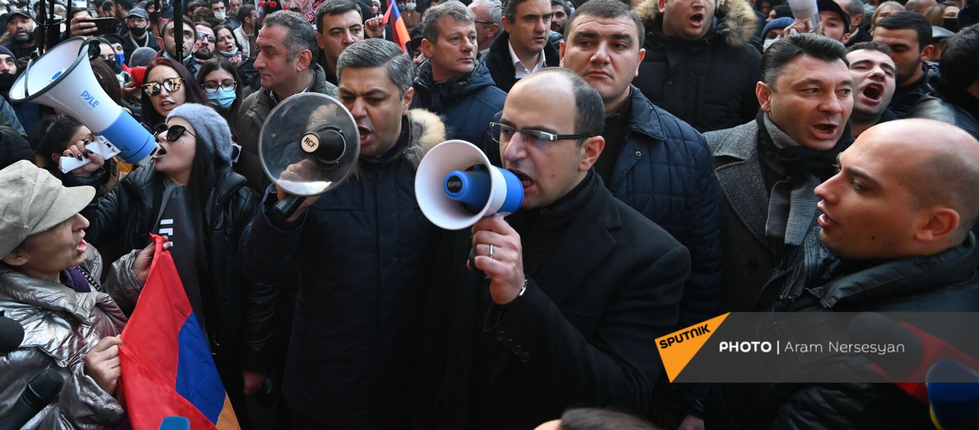 Лидеры оппозиционных сил выкрикивают лозунги перед Домом правительства (11 декабря 2020). Еревaн - Sputnik Армения, 1920, 01.05.2021