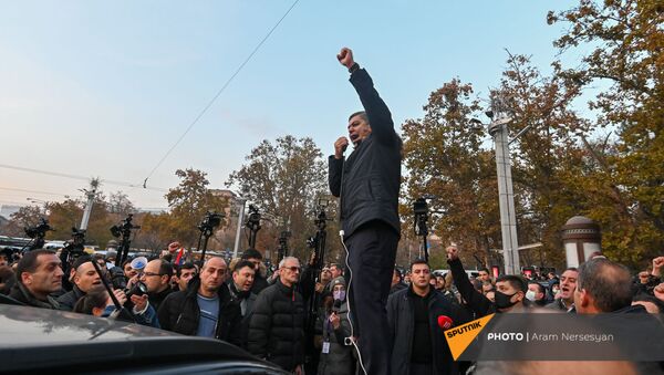 Лидер партии Отечество Артур Ванецян обращается к собравшимся во время митинга на площади Франции (11 декабря 2020). Еревaн - Sputnik Արմենիա