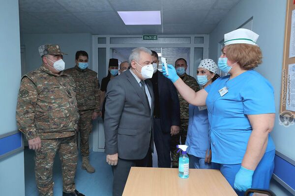 ՀՀ պաշտպանության նախարարն այցելել է վիրավոր զինվորներին. լուսանկարներ ՀՀ պաշտպանության նախարարն այցելել է վիրավոր զինվորներին. լուսանկարներ - Sputnik Արմենիա