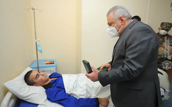 Министр обороны Вагаршак Арутюнян наградил раненных во время войны в Карабахе военнослужащих, получающих лечение в Центральном клиническом военном госпитале (11 декабря 2020). Еревaн - Sputnik Армения