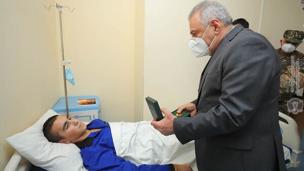 Министр обороны Вагаршак Арутюнян наградил раненных во время войны в Карабахе военнослужащих, получающих лечение в Центральном клиническом военном госпитале (11 декабря 2020). Еревaн - Sputnik Արմենիա
