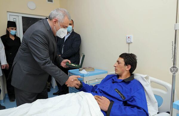 Министр обороны Армении навестил раненых военнослужащих Министр обороны Армении навестил раненых военнослужащих - Sputnik Армения
